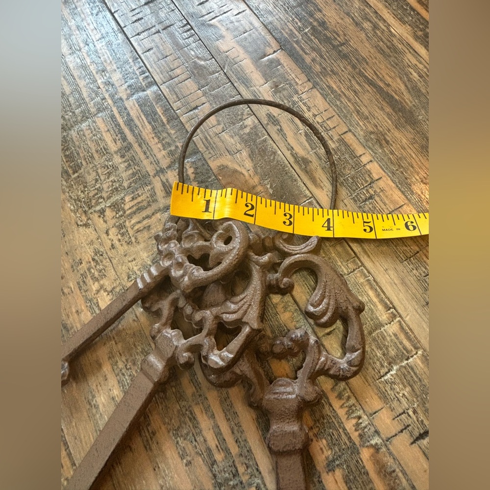 Metal Skeleton Keys Decor - Picture 5 of 9